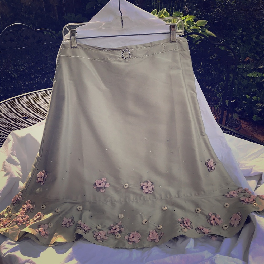 Ladies new with tags skirt with applaque